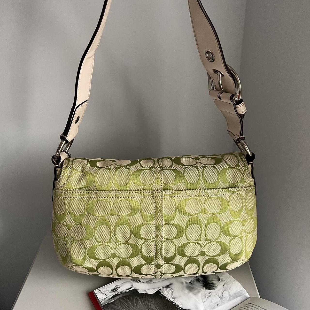 coach signature buckle shoulder bag - lime-green