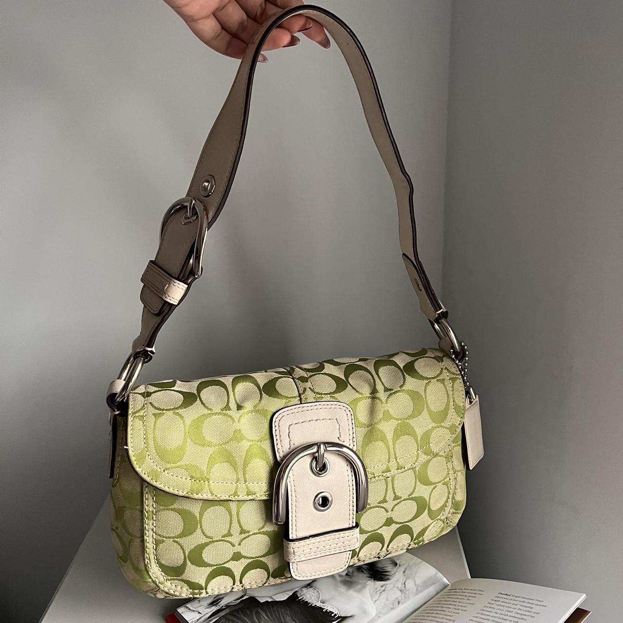 coach signature buckle shoulder bag - lime-green