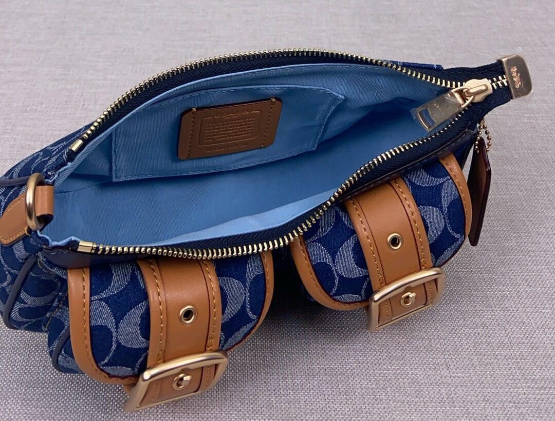 Coach Shoulder Bag – Navy Signature Canvas & Leather 🧵💙