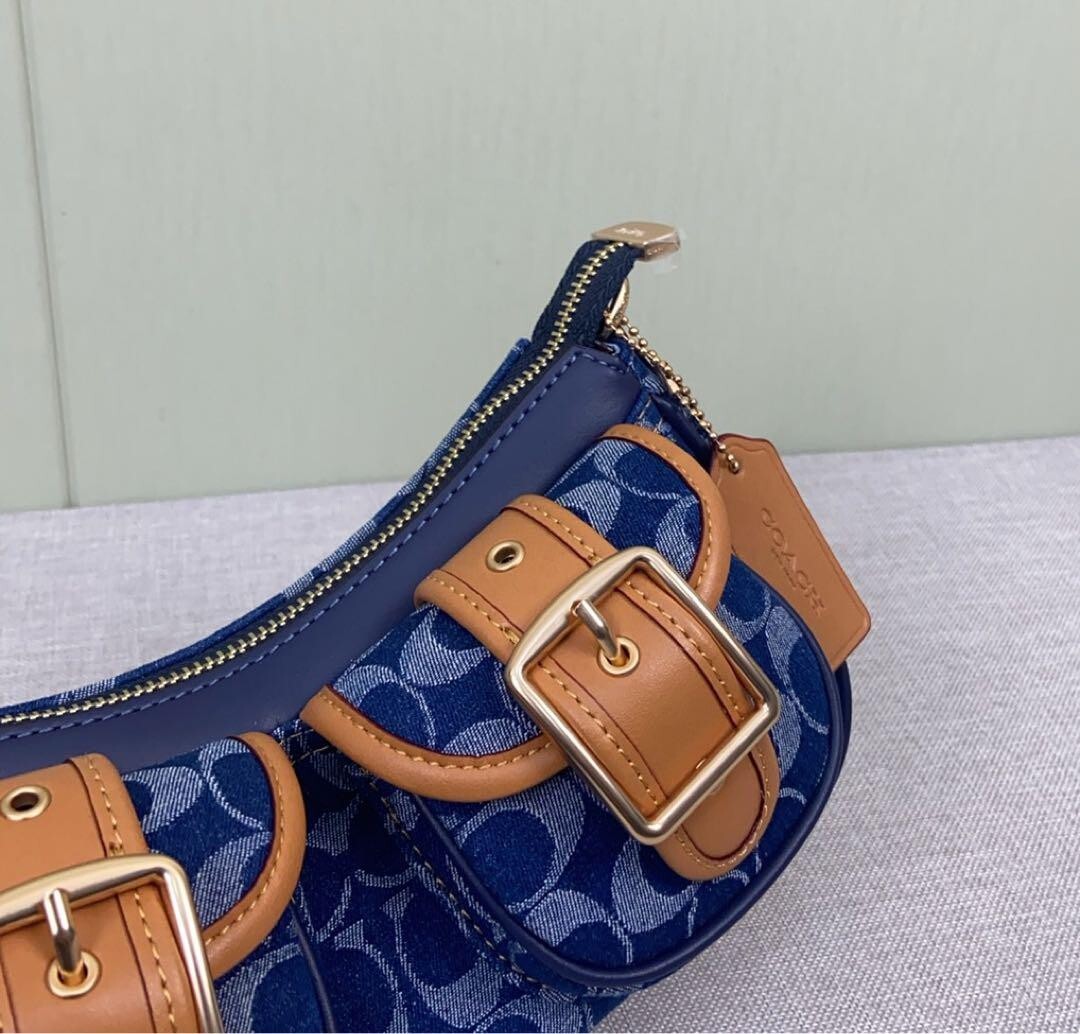 Coach Shoulder Bag – Navy Signature Canvas & Leather 🧵💙