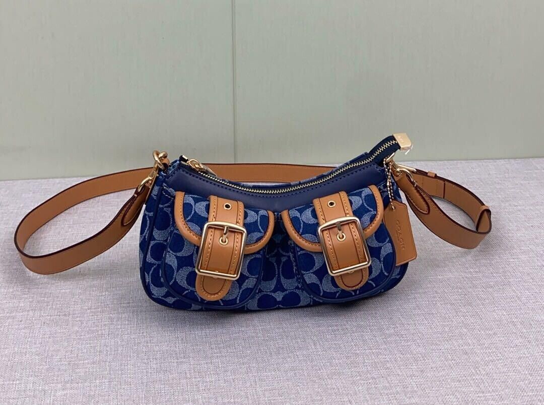 Coach Shoulder Bag – Navy Signature Canvas & Leather 🧵💙