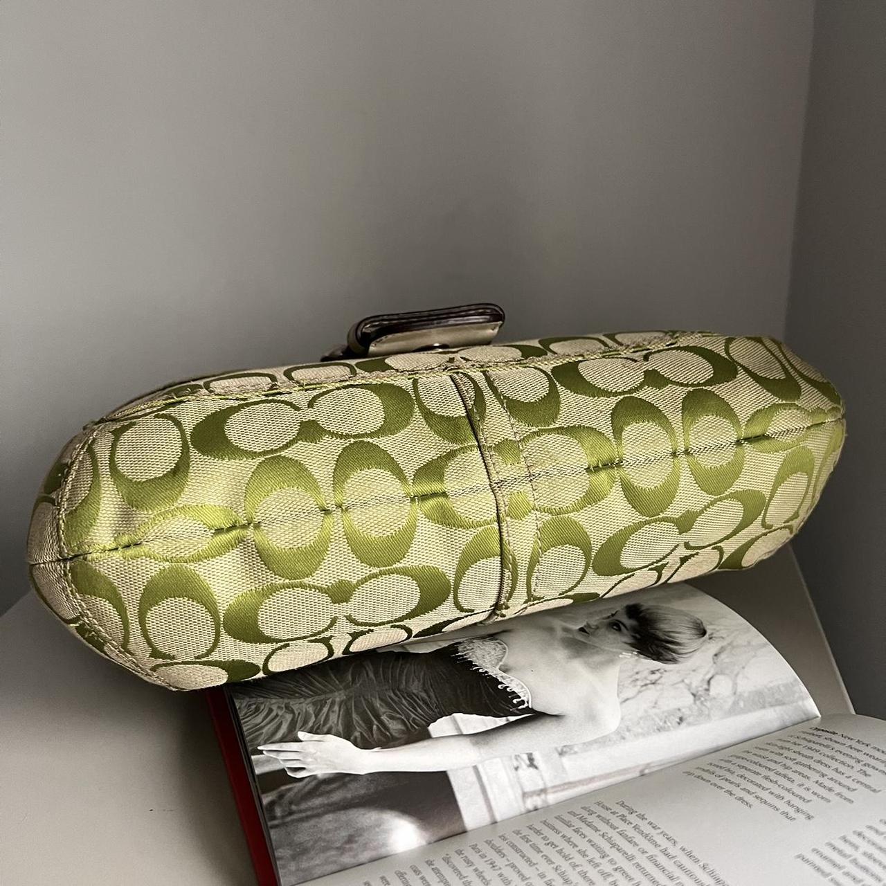 coach signature buckle shoulder bag - lime-green