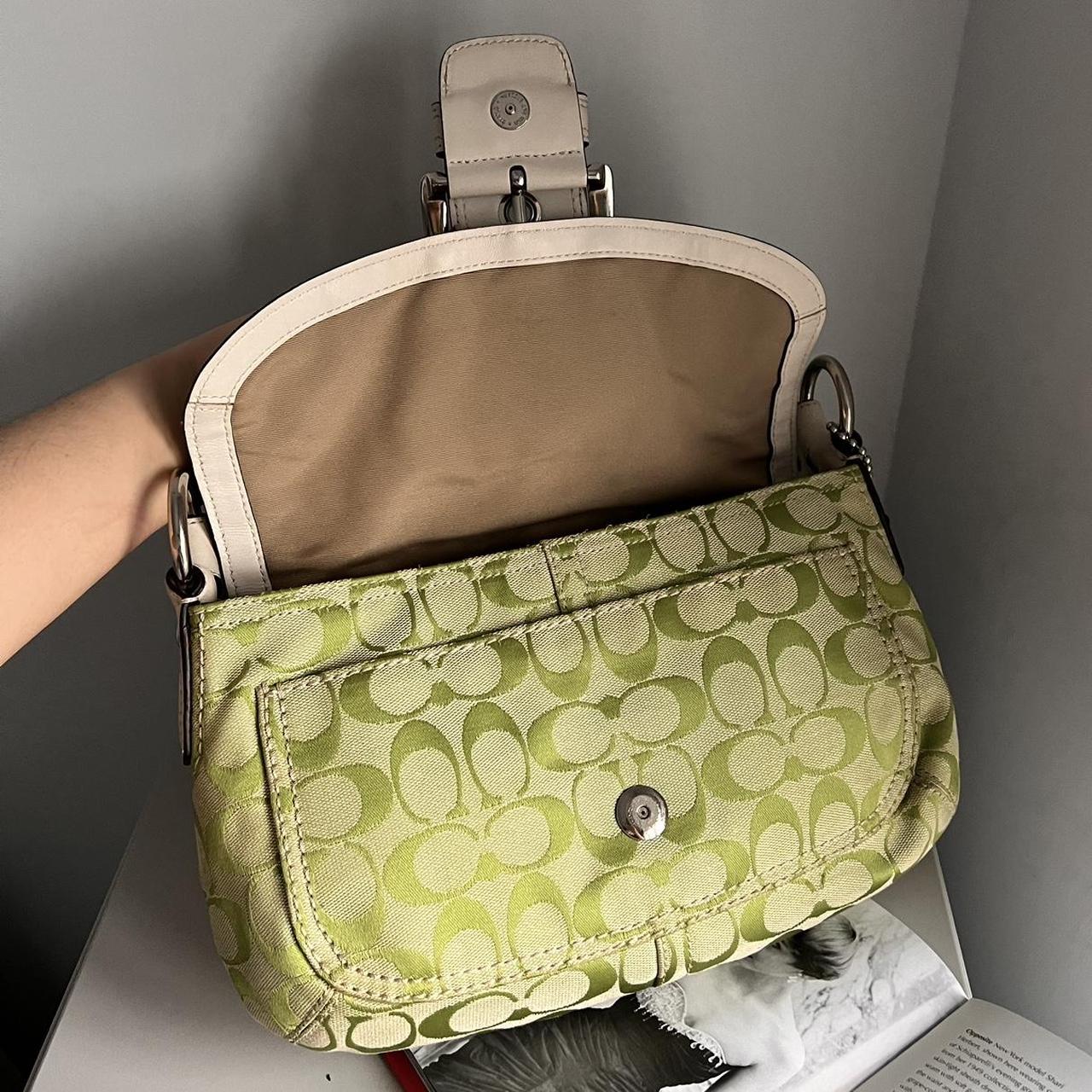 coach signature buckle shoulder bag - lime-green