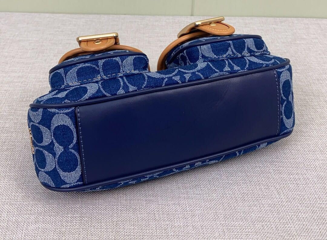 Coach Shoulder Bag – Navy Signature Canvas & Leather 🧵💙